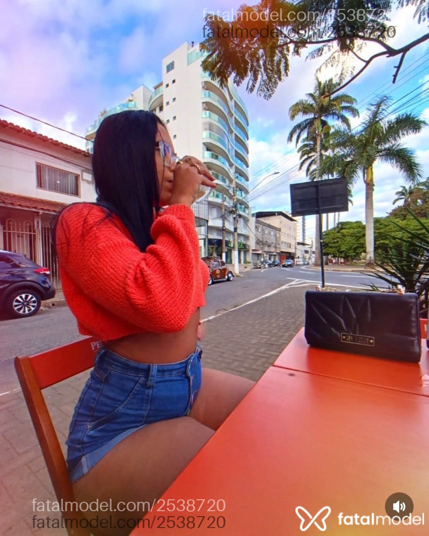 Acompanhante mulher morena (o) de olhos mel - Júlia Nepomuceno