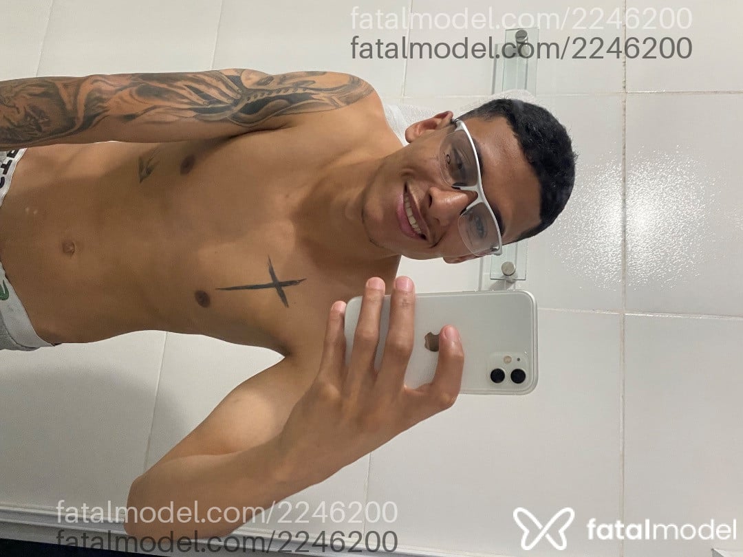 Acompanhante homem com cabelo castanho de olhos castanhos - Diego