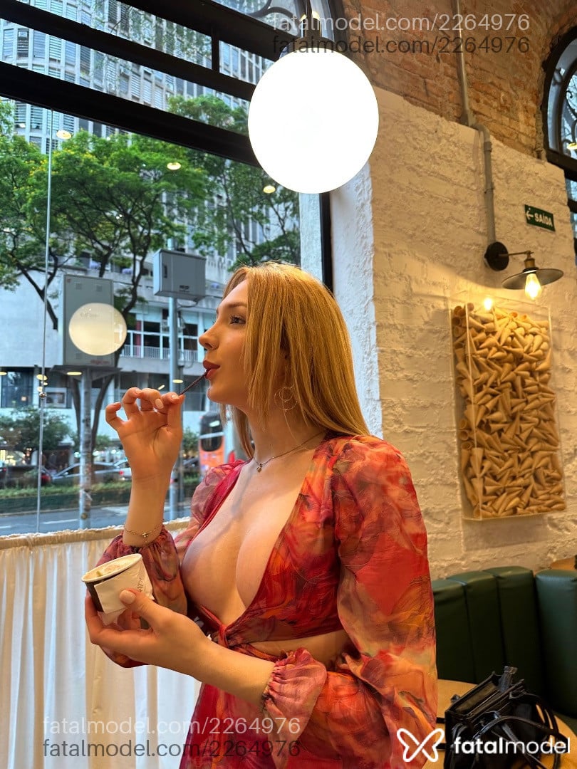 Acompanhante mulher trans loira (o) de olhos castanhos - Brina