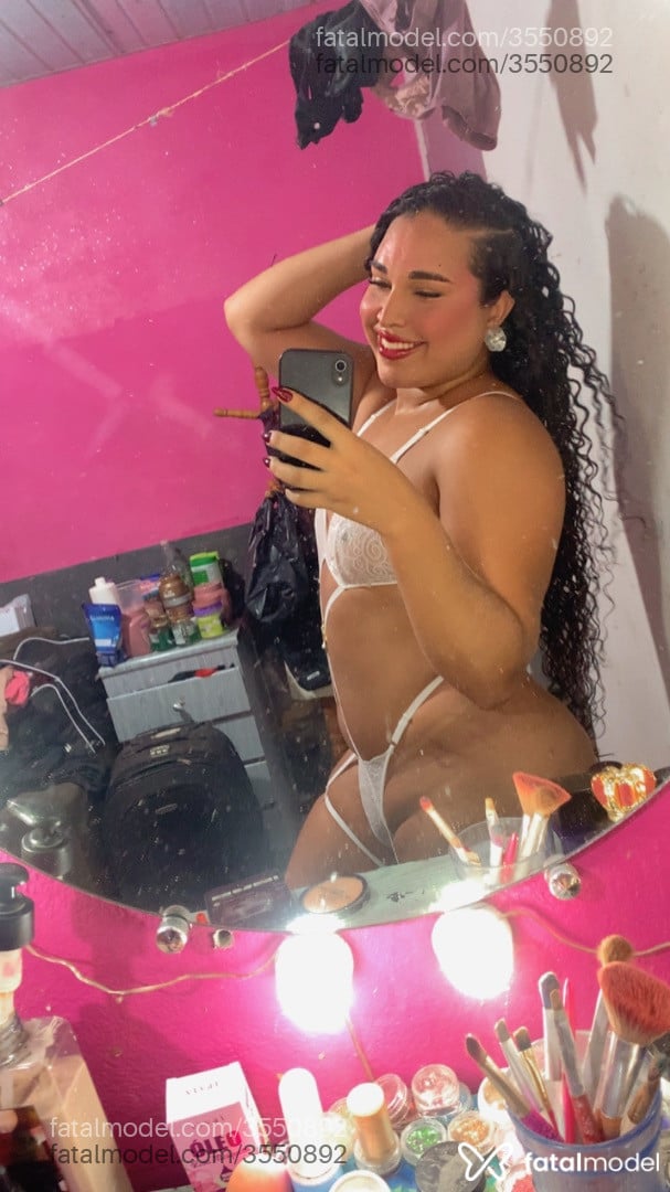 Acompanhante mulher trans morena (o) de olhos pretos - Fernandes