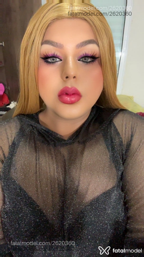 Acompanhante mulher trans com cabelo castanho de olhos verdes - Emily Martins