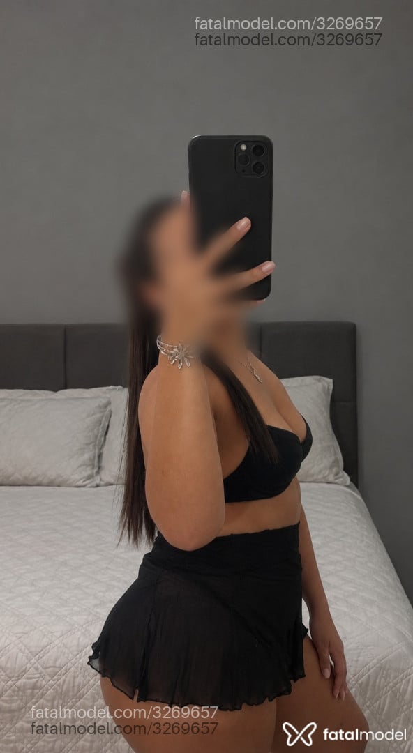 Acompanhante mulher com cabelo castanho de olhos castanhos - Lívia