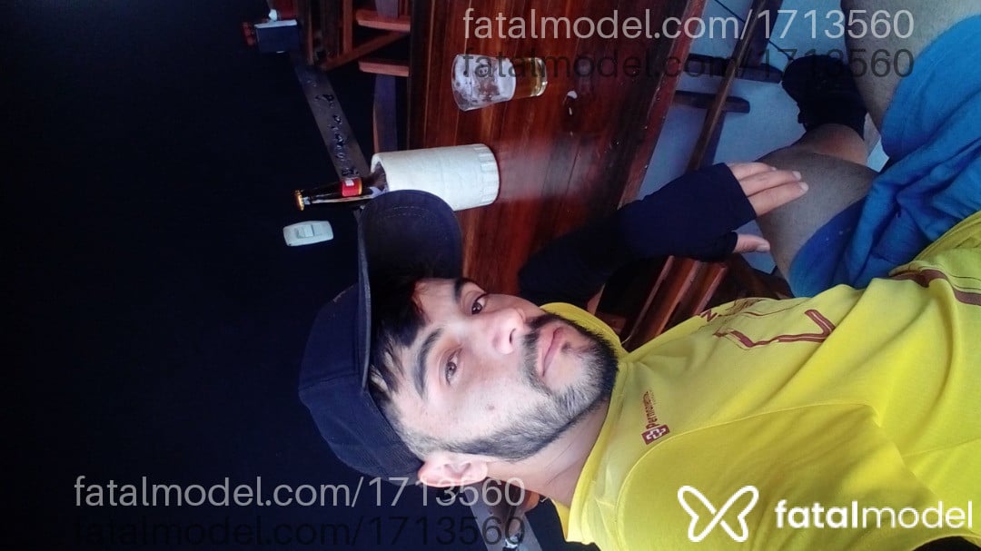 Acompanhante homem com cabelo castanho de olhos castanhos - John