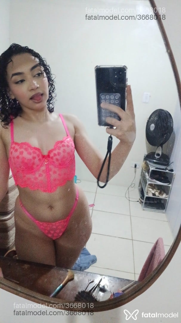 Acompanhante mulher com cabelo colorido de olhos castanhos - Silva Rouge