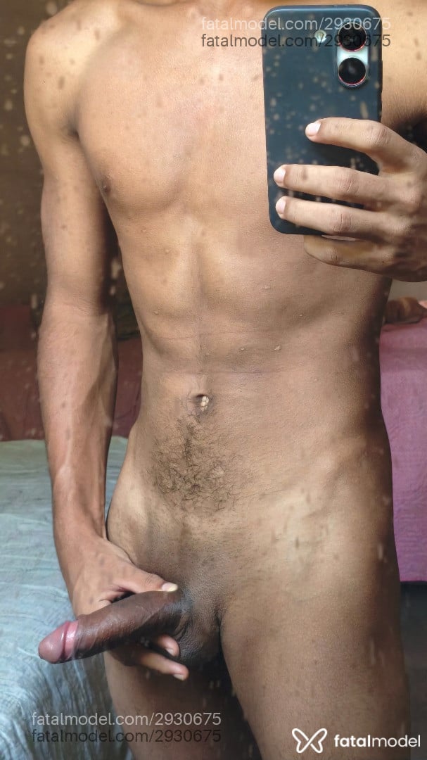 Acompanhante homem com cabelo castanho de olhos pretos - Vinicius