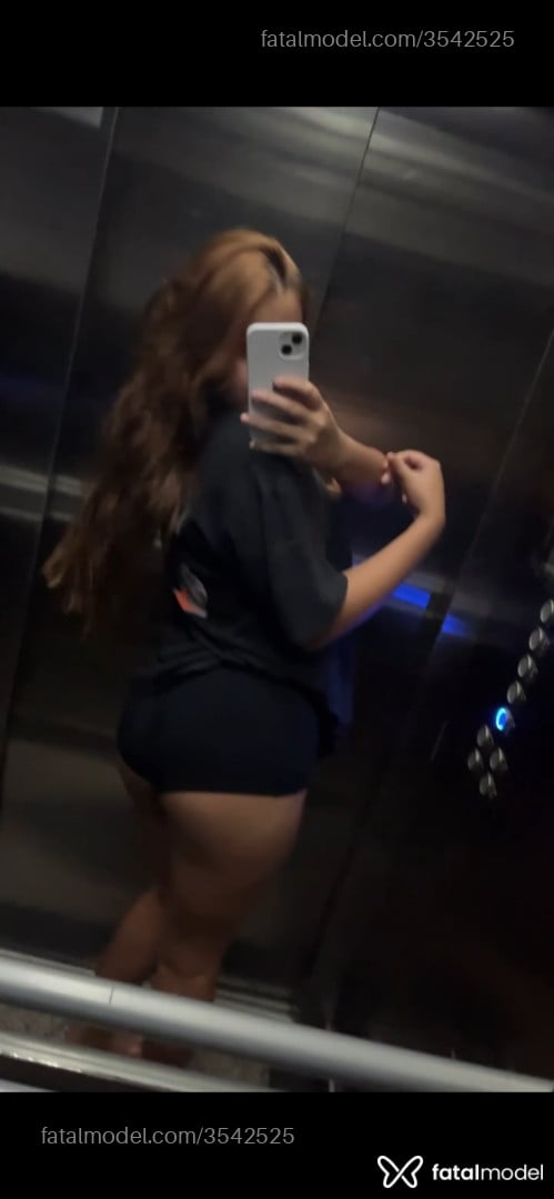 Acompanhante mulher morena (o) de olhos castanhos - Mia Ferrari