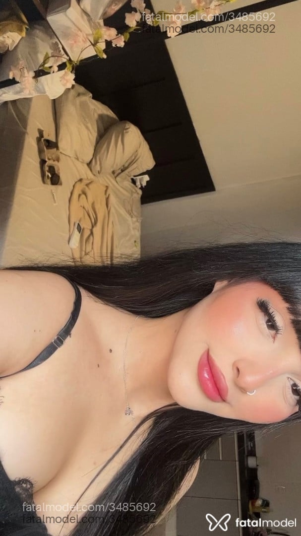 Acompanhante mulher morena (o) de olhos pretos - Emih