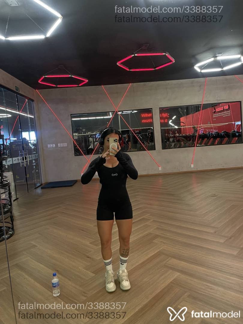 Acompanhante mulher morena (o) de olhos pretos - Sofia Vascon