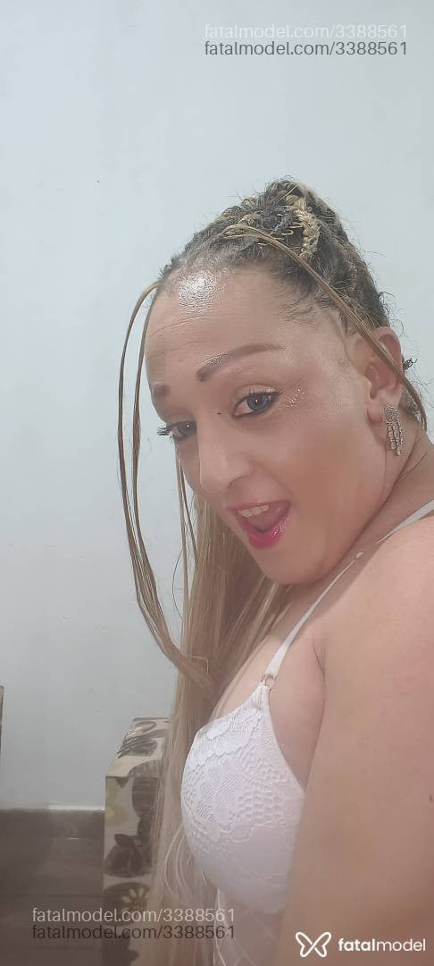 Acompanhante mulher trans loira (o) de olhos castanhos - Verônica