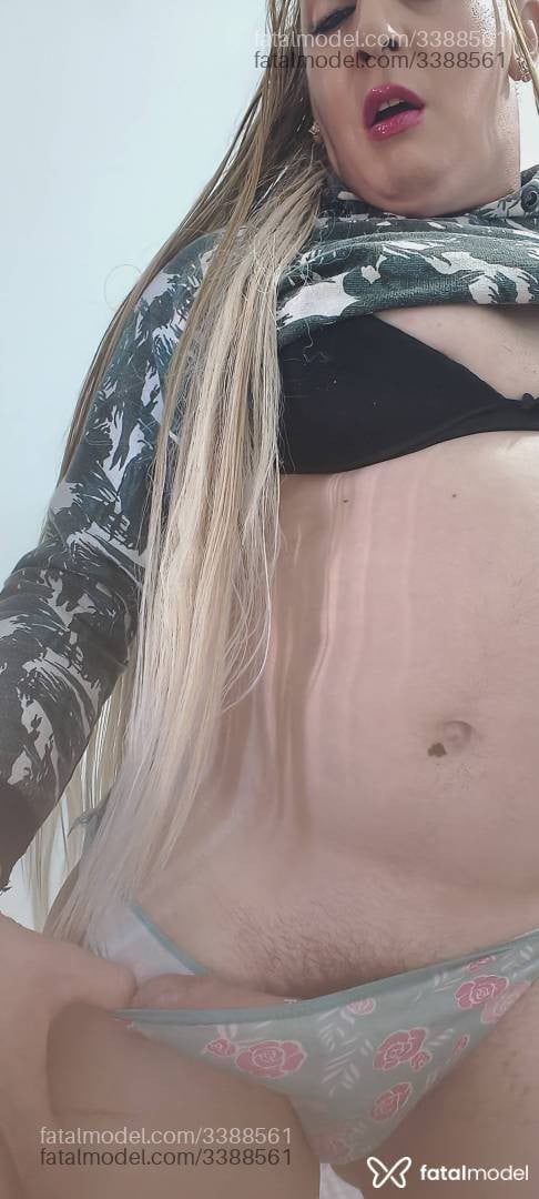 Acompanhante mulher trans loira (o) de olhos castanhos - Verônica