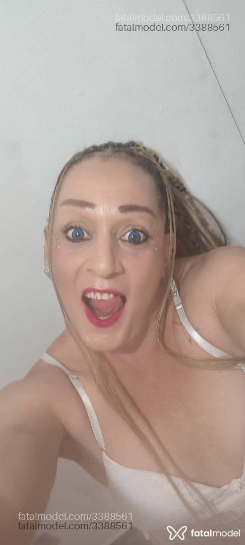 Acompanhante mulher trans loira (o) de olhos castanhos - Verônica