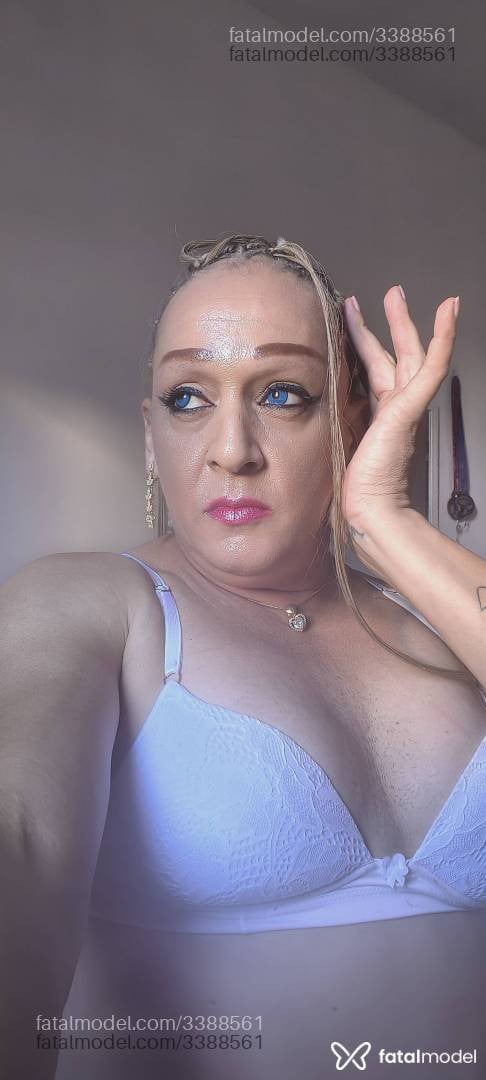 Acompanhante mulher trans loira (o) de olhos castanhos - Verônica