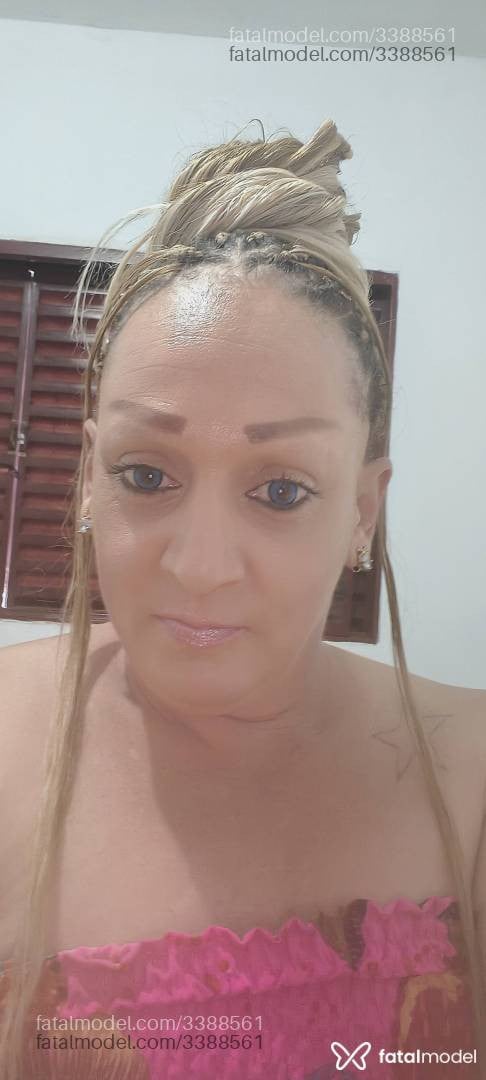 Acompanhante mulher trans loira (o) de olhos castanhos - Verônica