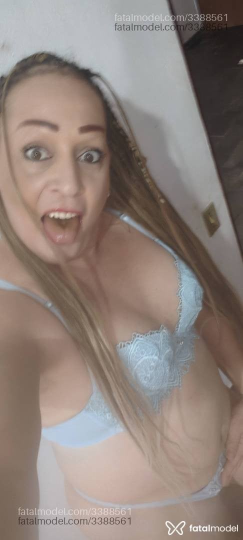 Acompanhante mulher trans loira (o) de olhos castanhos - Verônica