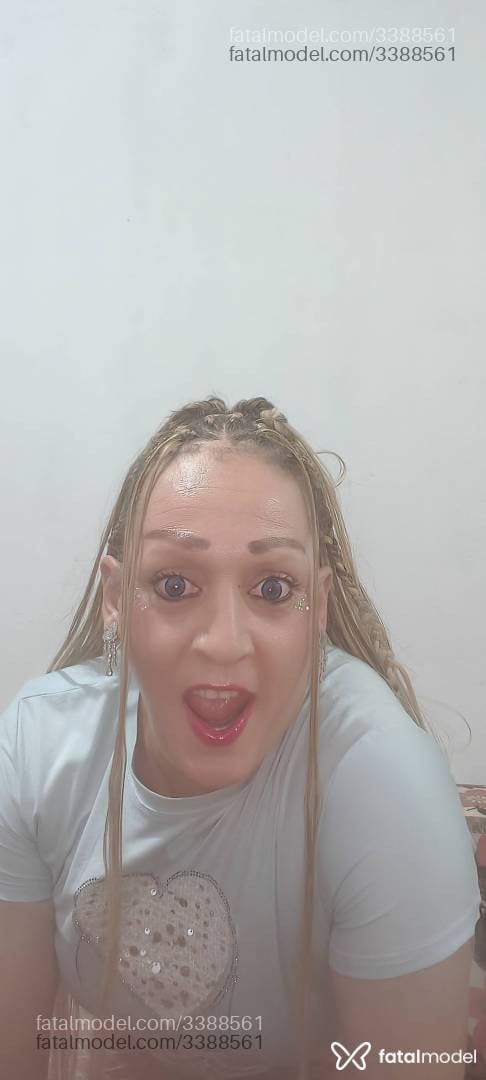 Acompanhante mulher trans loira (o) de olhos castanhos - Verônica