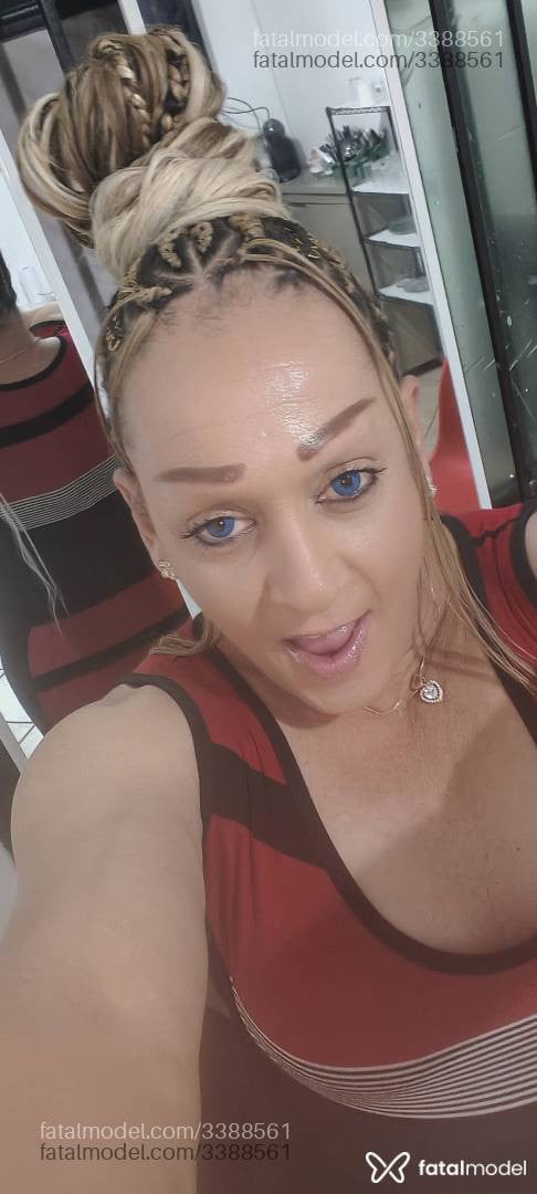 Acompanhante mulher trans loira (o) de olhos castanhos - Verônica