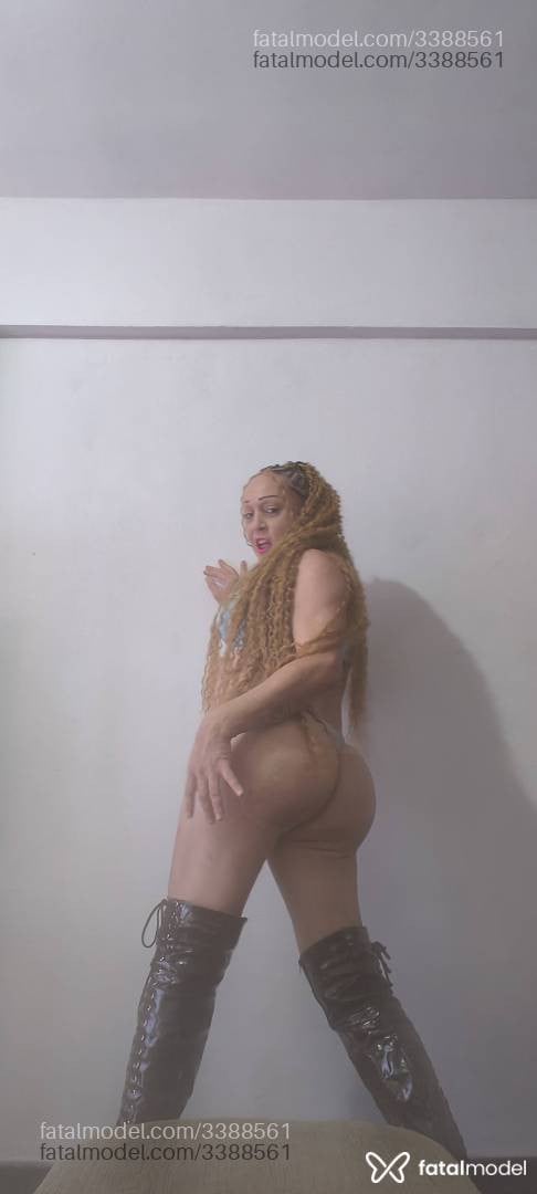 Acompanhante mulher trans loira (o) de olhos castanhos - Verônica
