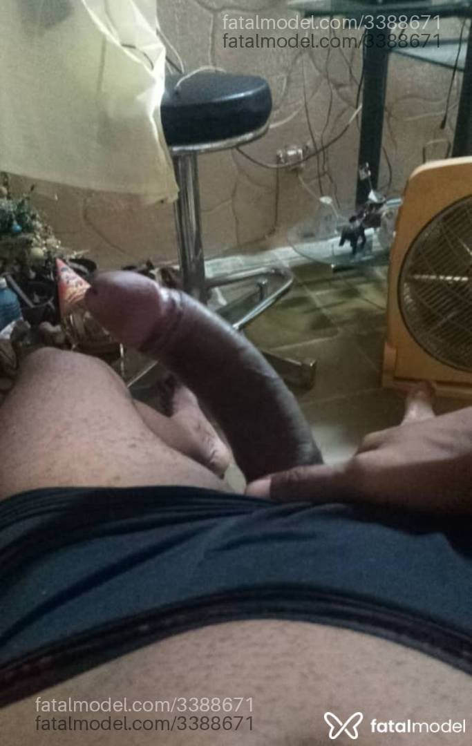 Acompanhante homem com cabelo castanho de olhos pretos em Curitiba - Eduardo