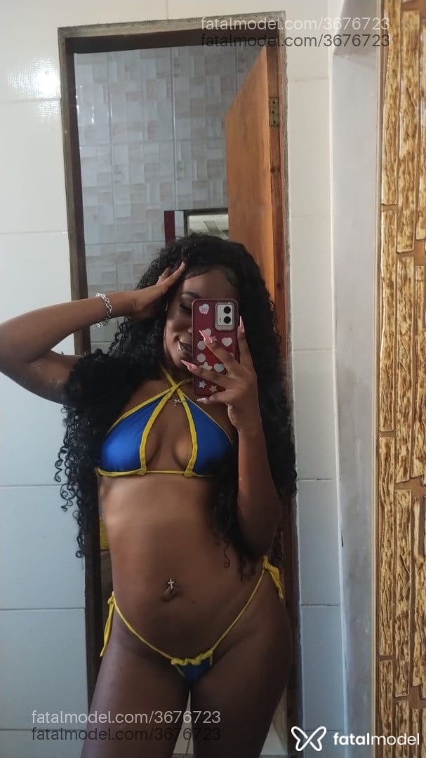 Acompanhante mulher morena (o) de olhos pretos - Pretchak