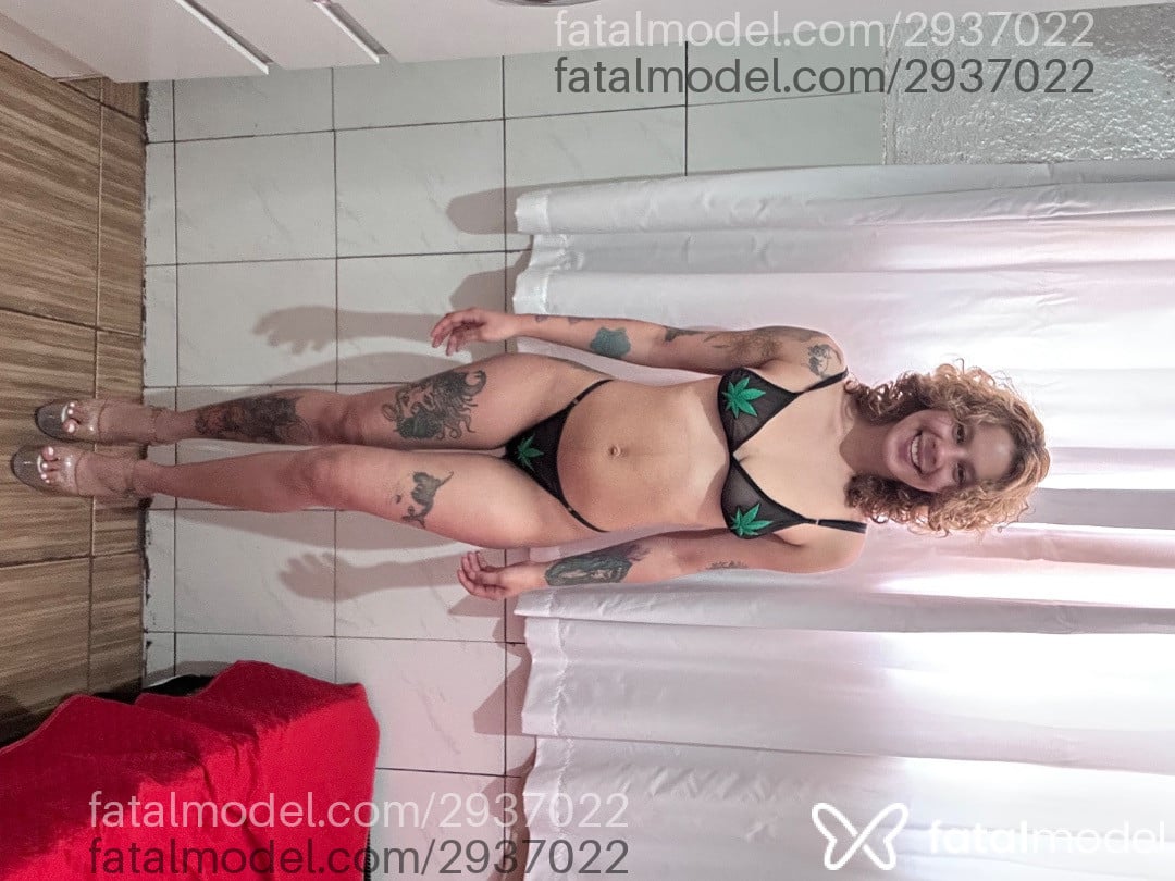 Acompanhante mulher loira (o) de olhos castanhos - Bea Cherry