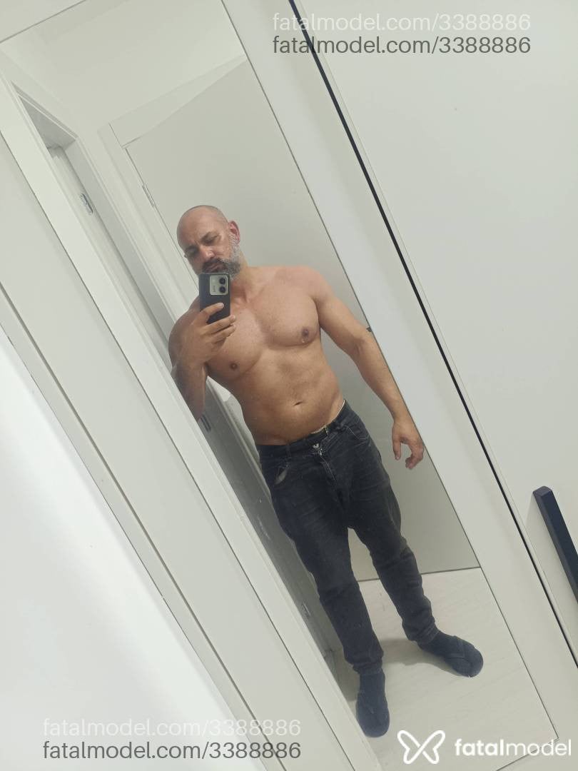 Acompanhante homem sem cabelo de olhos pretos em São Paulo - Eduardo