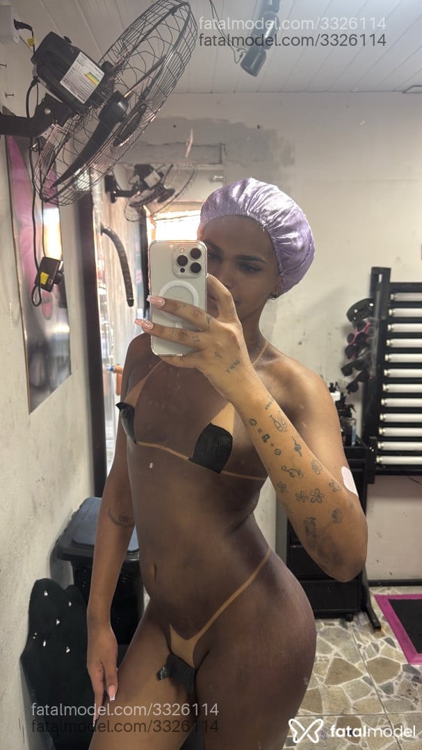 Acompanhante mulher trans morena (o) de olhos pretos - Lys Mariana