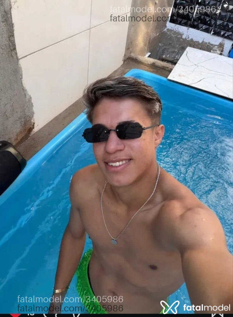 Acompanhante homem com cabelo castanho de olhos castanhos - Fernandes
