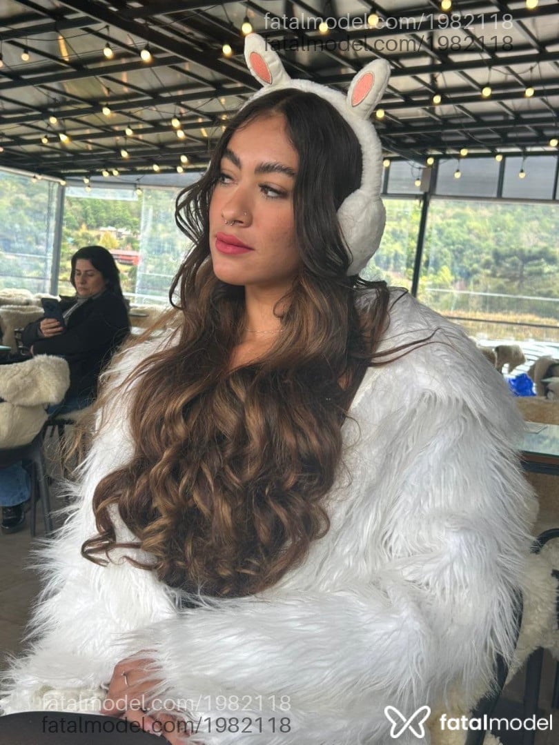 Acompanhante mulher com cabelo castanho de olhos castanhos - Geovanna Chavess