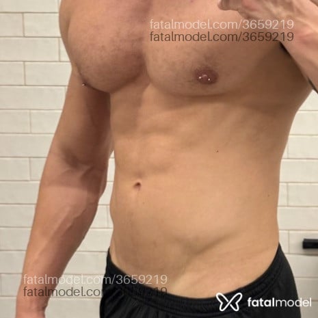 Acompanhante homem com cabelo castanho de olhos castanhos - Thiago
