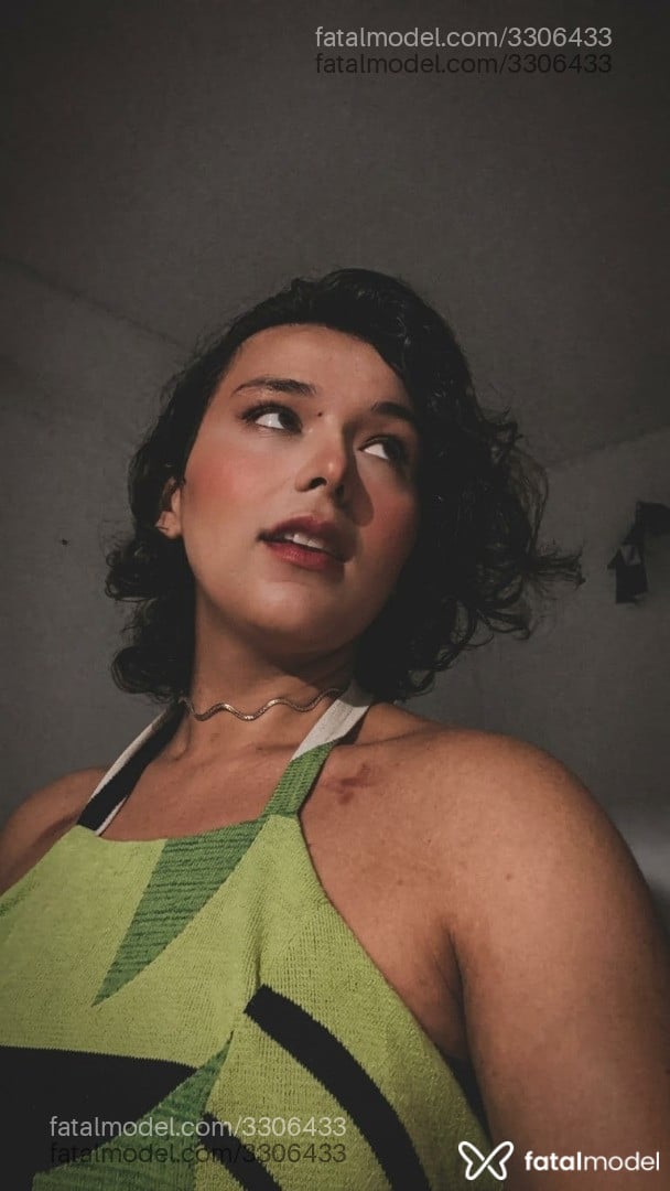 Acompanhante mulher trans com cabelo castanho de olhos verdes - Bruna Lizzie
