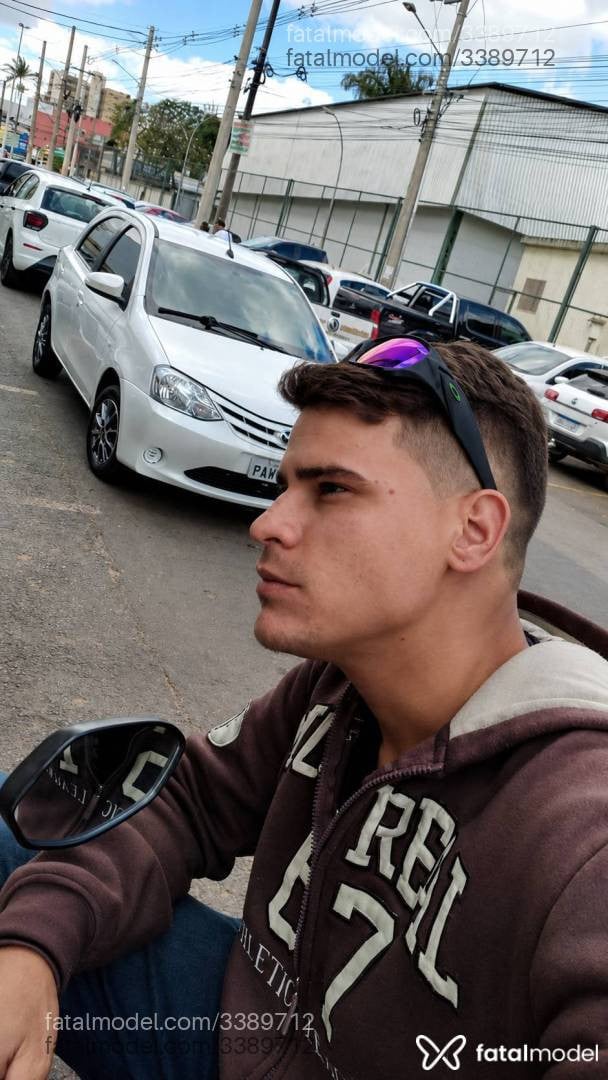 Acompanhante homem com cabelo castanho de olhos castanhos em Brasília - Gabriel