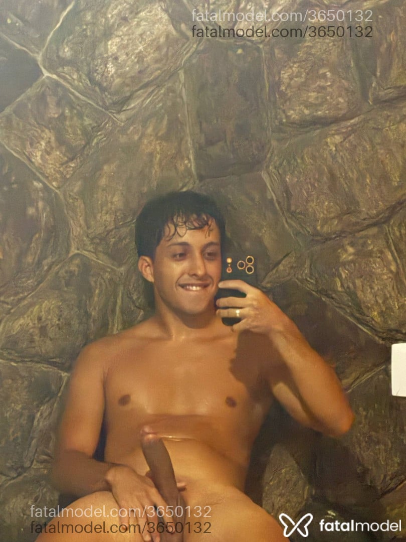 Acompanhante homem com cabelo castanho de olhos pretos - Guxtavorj