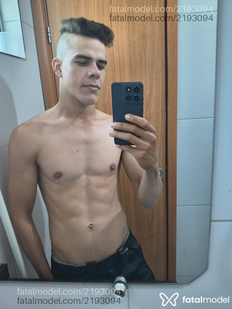 Acompanhante homem com cabelo castanho de olhos castanhos - Lucas