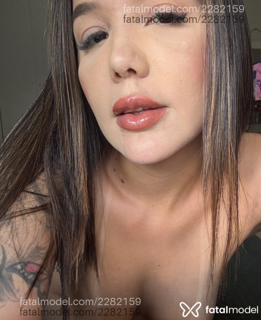 Acompanhante mulher morena (o) de olhos castanhos - Izzie Lins
