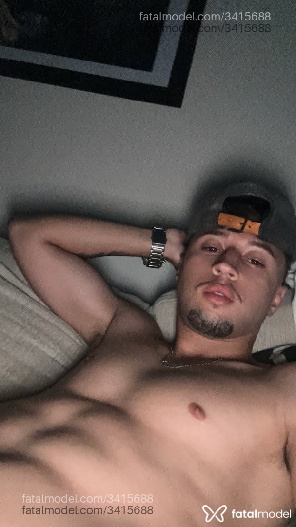 Acompanhante homem com cabelo castanho de olhos verdes - Oliver Silva