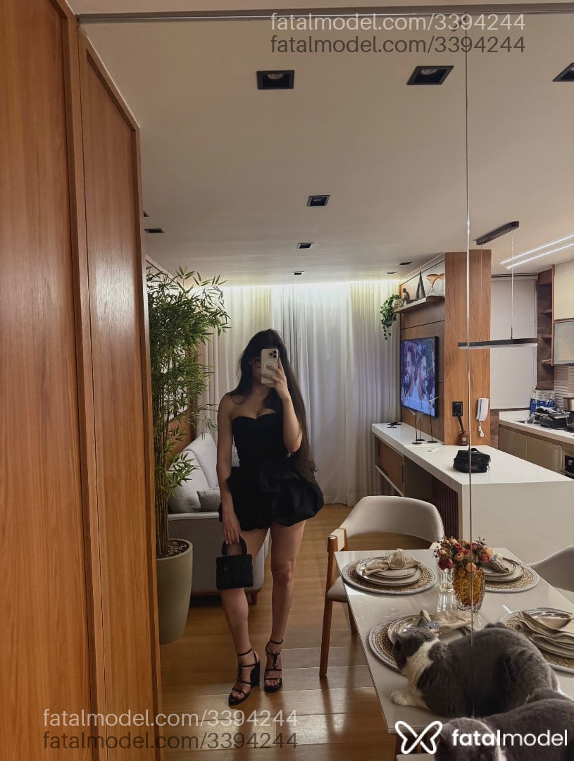 Acompanhante mulher trans com cabelo castanho de olhos castanhos - Marina Mnca