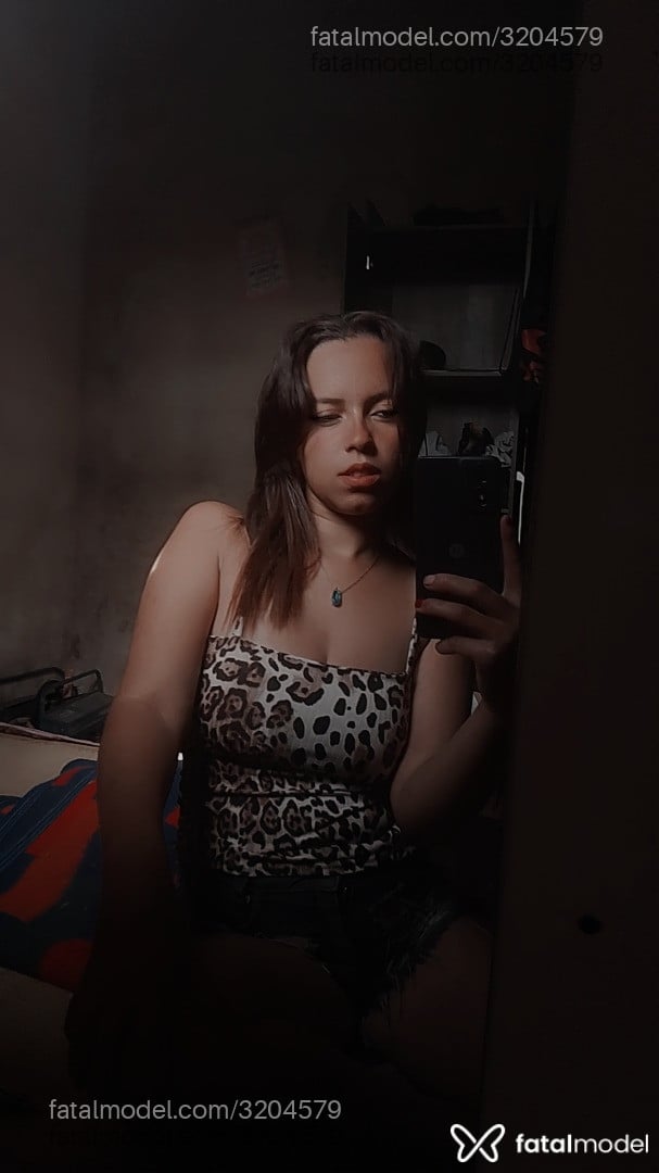 Acompanhante mulher com cabelo castanho de olhos pretos - Isah