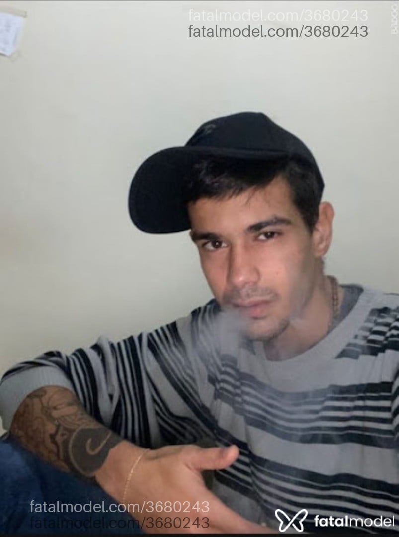 Acompanhante homem com cabelo castanho de olhos castanhos - Vitor Henrique
