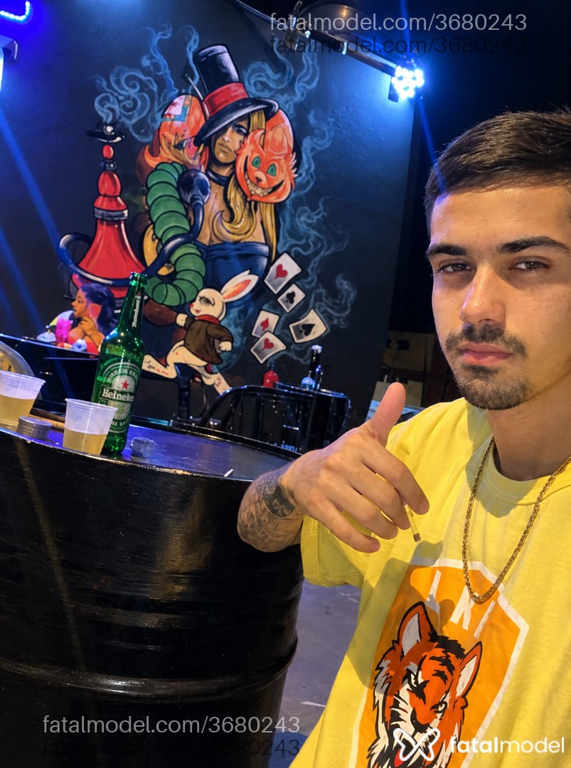 Acompanhante homem com cabelo castanho de olhos castanhos - Vitor Henrique