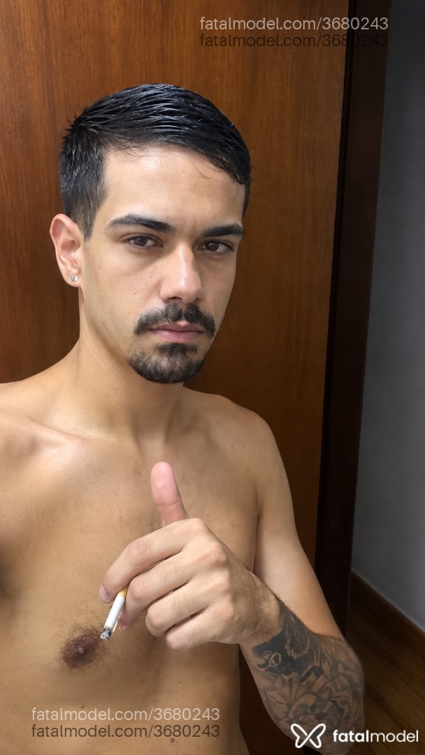 Acompanhante homem com cabelo castanho de olhos castanhos - Vitor Henrique