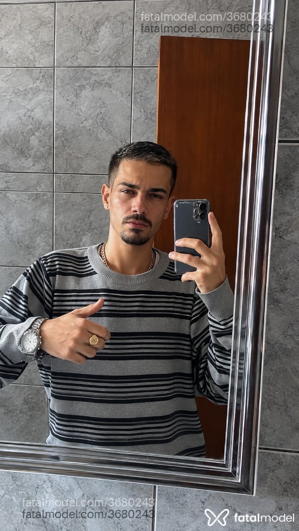 Acompanhante homem com cabelo castanho de olhos castanhos - Vitor Henrique