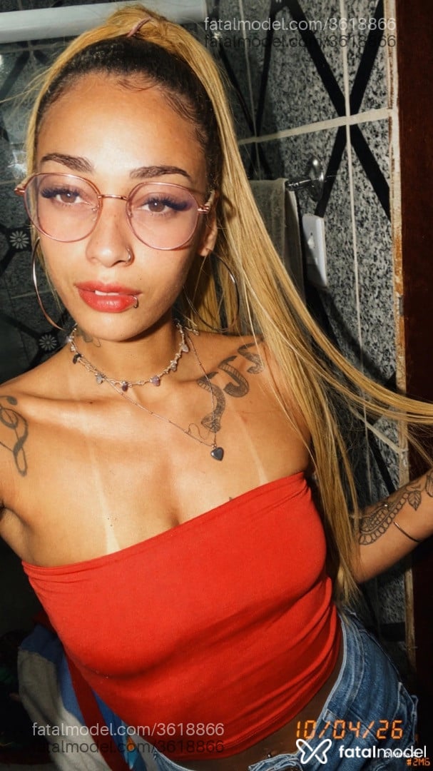 Acompanhante mulher loira (o) de olhos mel - Kelly