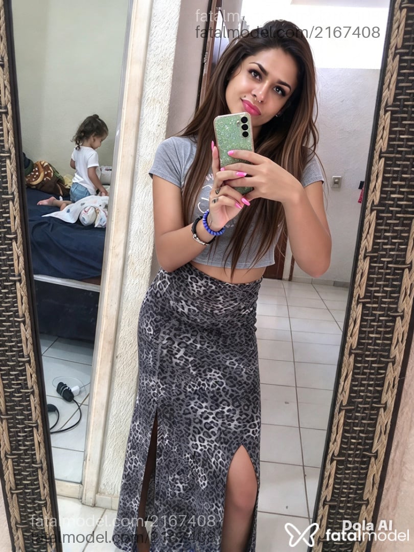 Acompanhante mulher trans com cabelo castanho de olhos mel - Sthefany Hills