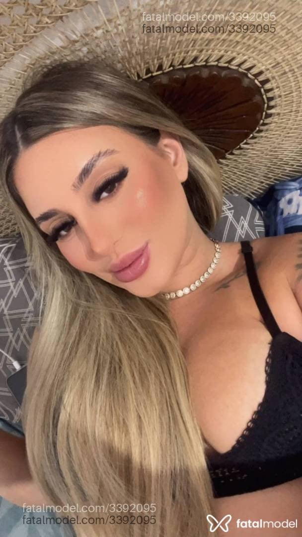 Acompanhante mulher loira (o) de olhos castanhos - Bianca Marques