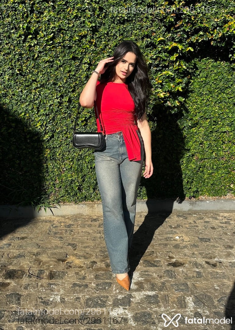 Acompanhante mulher trans com cabelo castanho de olhos castanhos - Marcelly