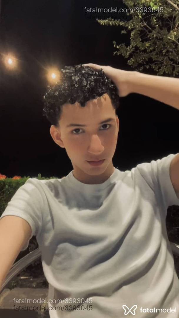 Acompanhante homem com cabelo grisalho de olhos castanhos - Theo Lusan Acompanhante homem com cabelo grisalho de olhos castanhos - Theo Lusan