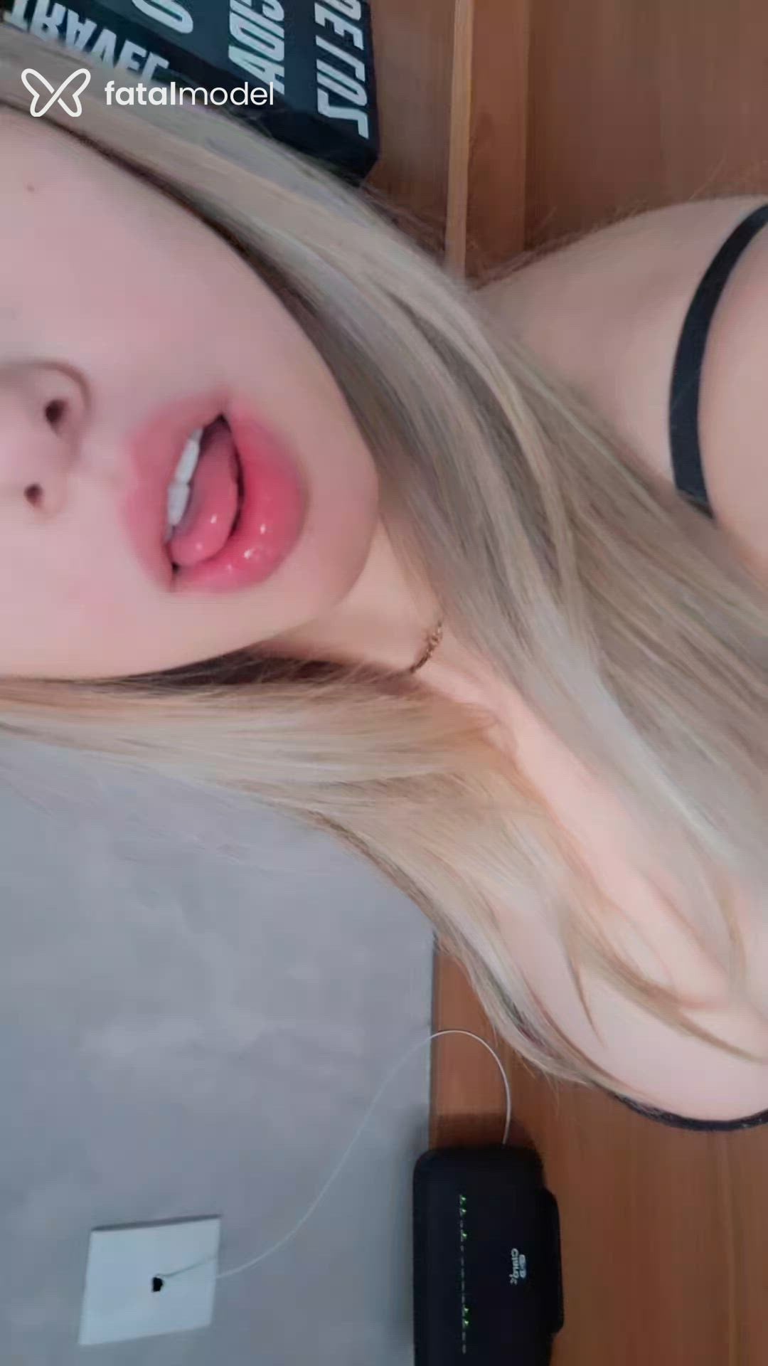 Acompanhante mulher loira (o) de olhos verdes - Julia Acompanhante mulher loira (o) de olhos verdes - Julia