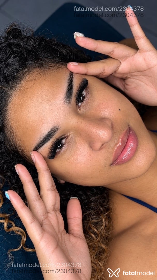 Acompanhante mulher trans com cabelo colorido de olhos pretos - Julye Silva