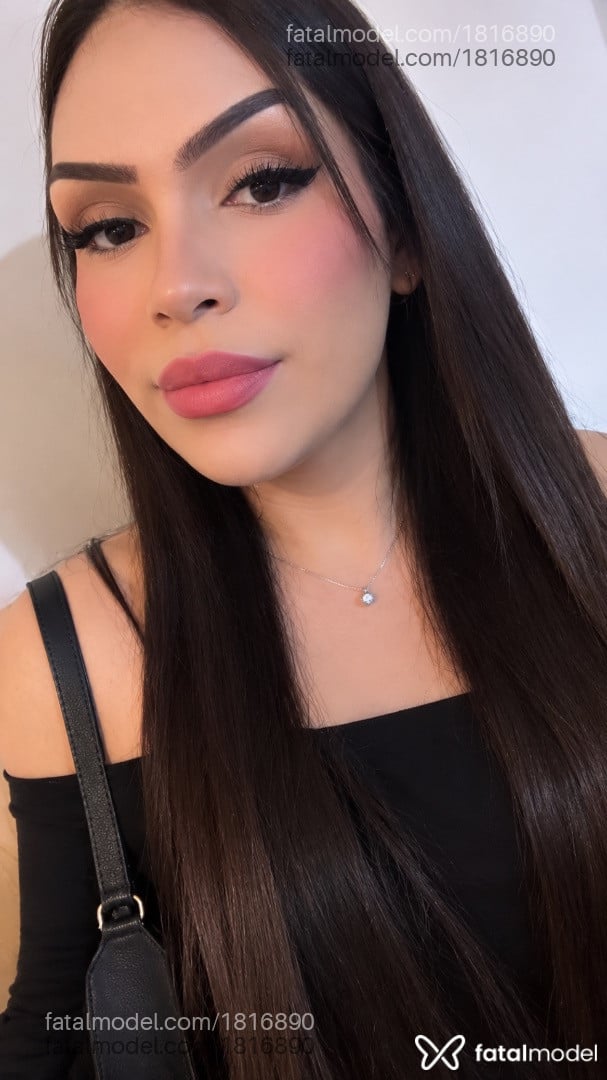 Acompanhante mulher trans com cabelo castanho de olhos castanhos - Julia Pimentel
