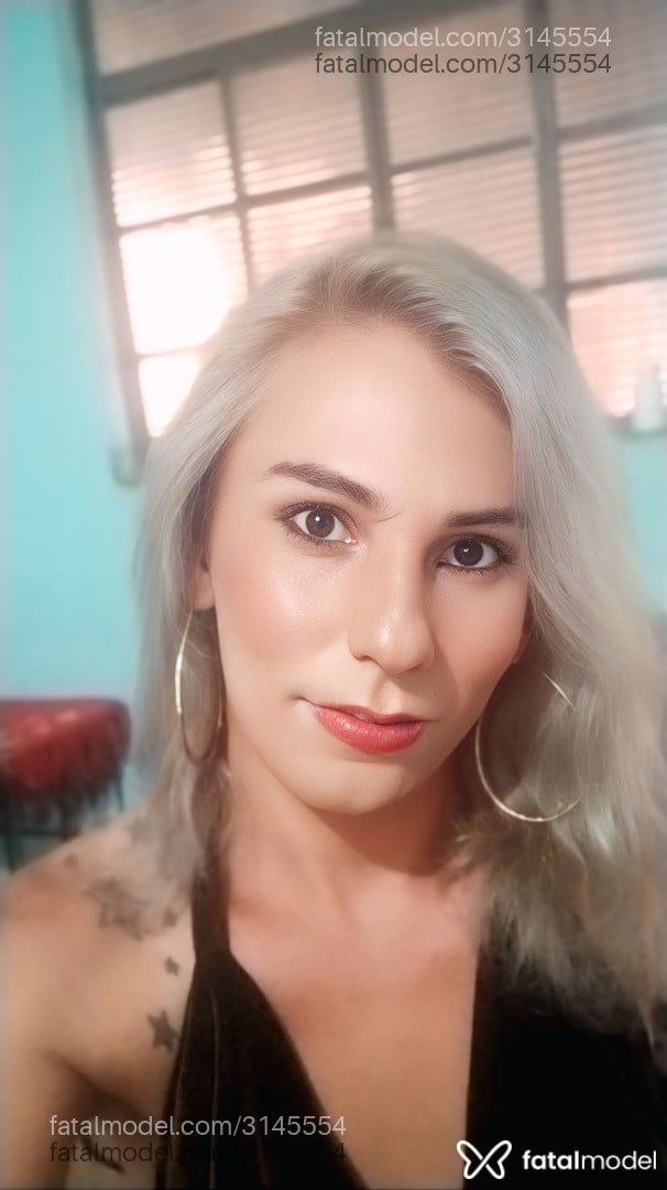 Acompanhante não-binário loira (o) de olhos castanhos - Estela Xuxetah